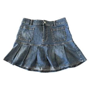 Söt jeanskjol - Söt kjol💕⭐️ i jättebra skick och passar som strlk m, skriv vid fler frågor<3