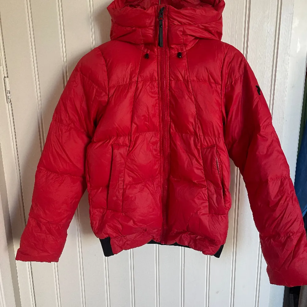 Säljer min peak performance Rivel jacket färgen röd. Näst intill oanvänd, inga fläckar eller skador på jackan. Nypris 4000 kr. Fler bilder kan skickas vid önskan. Jackan ligger ute på flera sidor.. Takit.