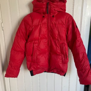 Peak performance jacka - Säljer min peak performance Rivel jacket färgen röd. Näst intill oanvänd, inga fläckar eller skador på jackan. Nypris 4000 kr. Fler bilder kan skickas vid önskan. Jackan ligger ute på flera sidor.