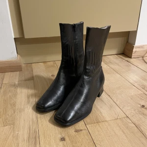 Square toe boots i läder - Strl 37 1/2  Jättesköna Läderboots som tyvärr aldrig används längre.