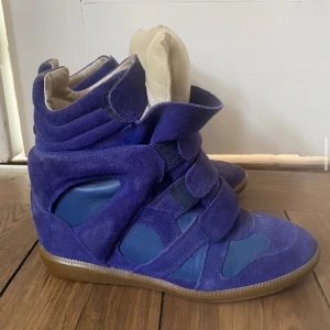 Isabel Marant skor - Säljer super coola isabel marant skor som inte går att få tag på längre ❤️ Nypris ca 4000kr och köpte second hand så säljer därför rätt billigt, i jättefint skick! Säljer då jag inte använder de💞
