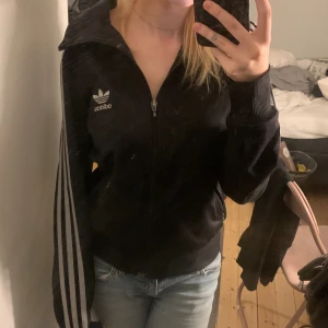 svart adidas kofta - skriv för frågor❤️ de it fri frakt 