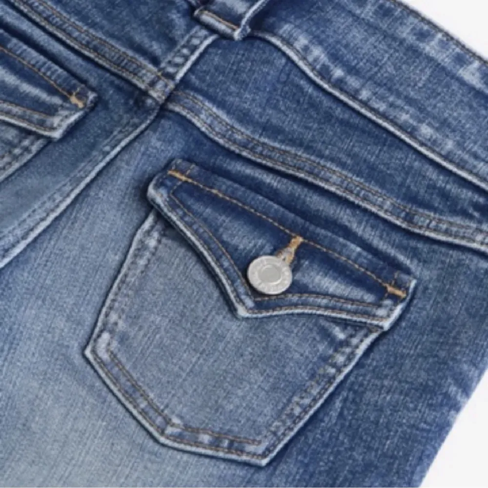 Fina jeans med knapp fickor på baksidan.💕 väldigt fint skick. Säljs då de är lite för korta🫶🏼. Jeans & Byxor.
