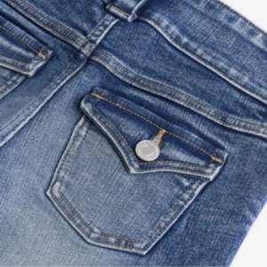 Fina jeans med knapp fickor på baksidan.💕 väldigt fint skick. Säljs då de är lite för korta🫶🏼