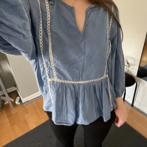 Söt blus - Köpt på sellpy, bra skick. Vintage/retro blus😇funkar båda till fest och vardags, så som sommar och vinter.
