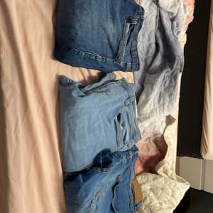 Tjena jag säljer olika typer av jeans i storlek 31/32 tänker att alla tre kan kosta 300 Tsm 
