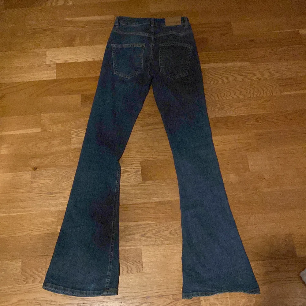 Super fina bootcut jeans, perfekt form har bara testat!           Midja:31    längd: 100      innebenslängd: 73. Jeans & Byxor.