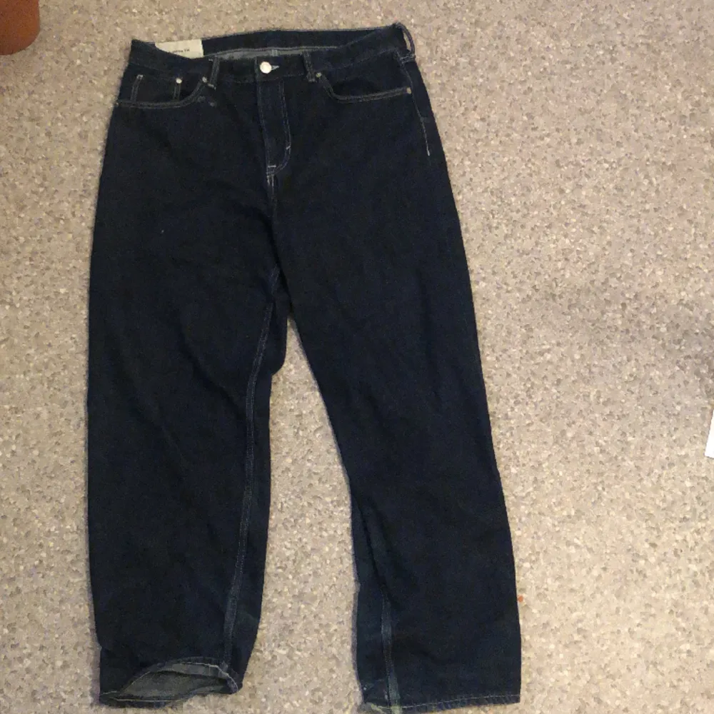 Ett par mörk blå  baggy jeans ja har  köpt på hm, as snygga med vita sömmar . Jeans & Byxor.