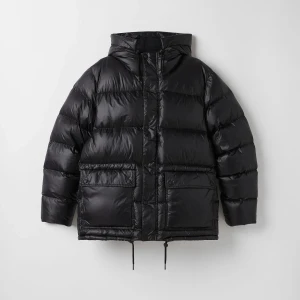 Svart dunjacka - Heavy goose down puffer shiny black från singular society. Säljer pga brist av användning. Den är väldigt varm och ocersized perfekt för vintern. Den sitter som en lite större fjällräven modell
