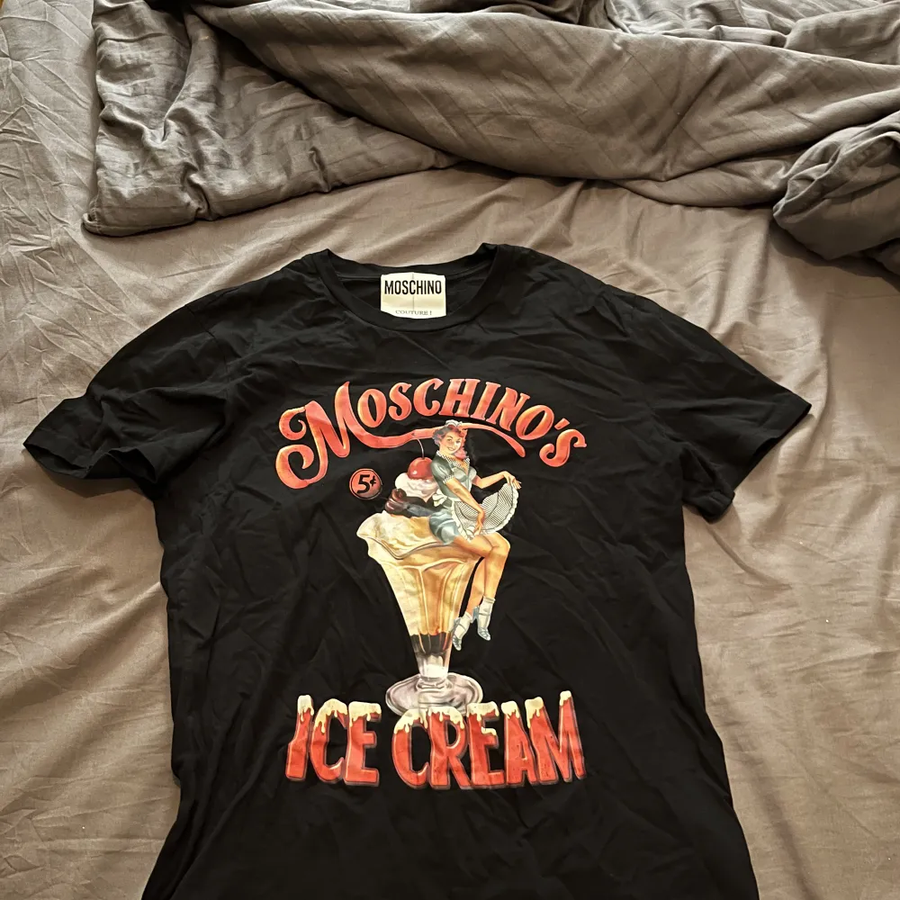 Moschinos ice cream T-shirt i storlek 48 vilket motsvarar M-L. Har ej kvitto på den men den är köpt på johnells. Skick 7/10, lite sliten i trycket men annars är den felfri. Pris går att diskuteras . T-shirts.