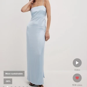 Ljusblå Maxi klänning - Ljusblå maxi klänning i satin. Smala axelband och djup rygg med långa snören baktill för knut. Slits nedtill. Aldrig använt då den tyvärr inte passade mig