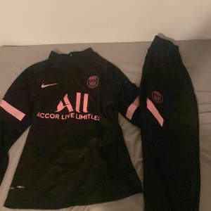 PSG tracksuit - Säljer min helt nya PSG tracksuit eftersom den inte passar på mig den är oanvänd och i jätte bra skick 