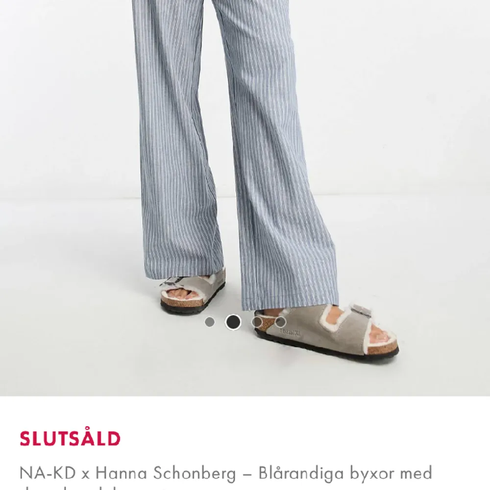 Randiga pyjamasbyxor från Hanna Schönbergs kollektion med NA-KD. Nyskick. Storlek 36. Nypris 599kr, mitt pris 300kr. . Jeans & Byxor.