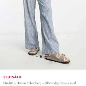 Pyjamasbyxor Hanna Schönberg x NA-KD - Randiga pyjamasbyxor från Hanna Schönbergs kollektion med NA-KD. Nyskick. Storlek 36. Nypris 599kr, mitt pris 300kr. 
