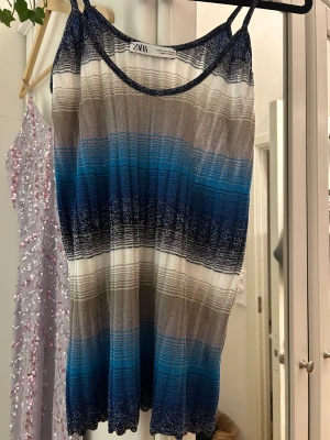 Snygg topp  - Använd kanske 1 gång. Jätte fin sommar och festtopp!