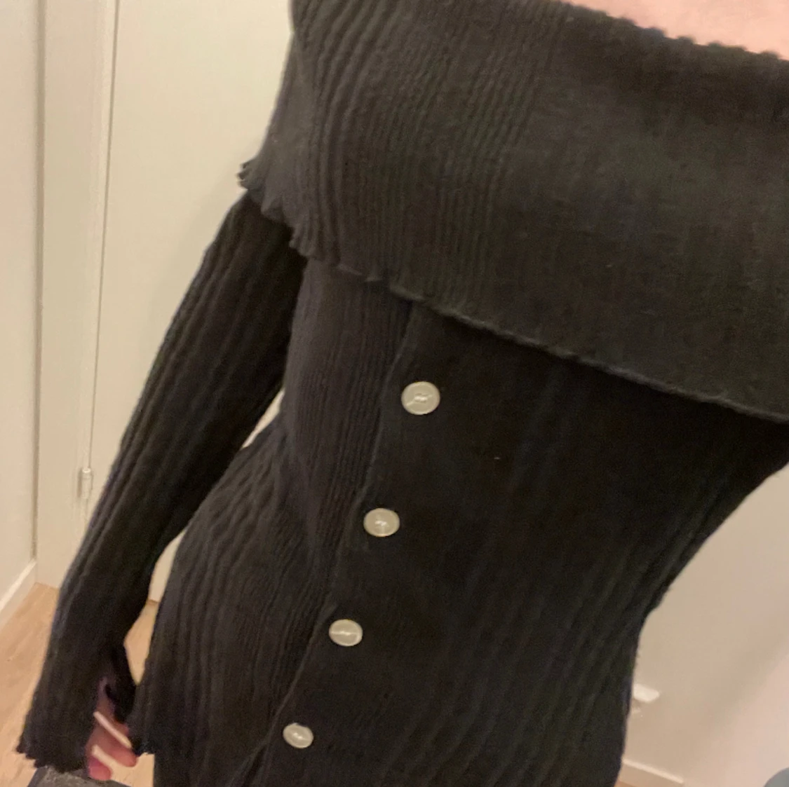 Off shoulder tröja med knappar - 90