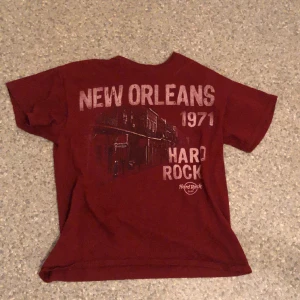 Röd new orleans T-shirt  - As snygg t-shirt köpt från Hard Rock cafe, mycket bra skick