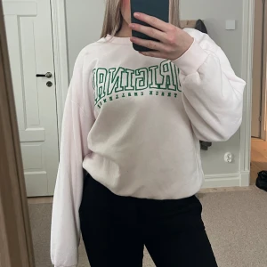 Ljusrosa sweatshirt - En ljusrosa sweatshirt från Gina i storlek M (passar även S). Superskön och mysig på insidan. 
