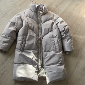 Beige vinterjacka - Aldrig använd. Från de danska märket Peppercorn. Säljer för att jag hitta en annan jacka.  Den har muddar vid armarna och den är lite längre så den går typ till knäna  