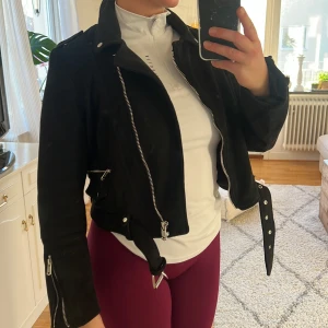 Mockajacka - I princip oanvänd mockajacka från Zara. Har blivit för liten för mig, den är ganska liten i storleken.