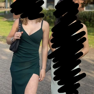 Långklänning - Superfin långklänning 💚 En stor favorit men har tyvärr blivit för liten 😕 Stretchigt typ som ej är genomskinligt! Figursydd 🙌🏼 Lite uttöjd i sömmarna i midjan, annars fint skick! Uppskattad storlek XS. 350kr ✨