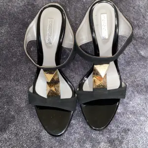 Ett par jättefina kilklackade sandaler med gulddetaljer från märket Marie Claire. Skriv privat för mer bilder och info.