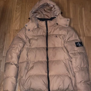 Calvin klein ”Down puffer jacket” - Hej, jag säljer min jacka pga att den var för stor för mig(XL). Kon 8/10 inga skrapor eller något liknande. Skriv för fler bilder eller frågor.