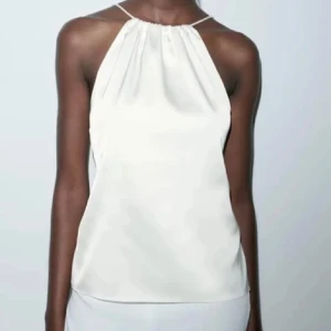 Topp - Vit satintopp med öppning i ryggen från zara, aldrig använd endast testad! Storlek S