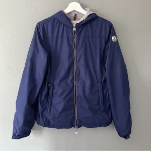 Moncler Windbreaker - En jättesnygg Moncler Jacka som är 100% äkta. Inget OG, men finns andra sätt att bevisa att den är äkta! Passar xs/S