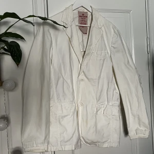 Vit jeanskavaj - En vit jeansjacka i form av en kavaj från det dyra märket Takeshy Kurosawa. Jag fick den av en familjemedlem i present men har inte använt den mer än 2 gånger. Väldigt cool med slitningar på vissa ställen.