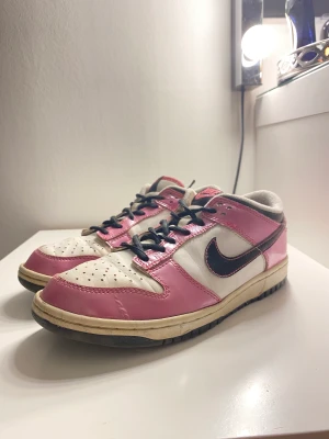 Nike dunks  - Ett par dunks i färgen sperit pink från 2010. Mycket bra skick för att vara 14 år.  Fler bilder kan skickas vid intresse:)