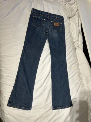 Wrangler bootcut jeans - Säljer dessa jättesnygg jeans den Wrangler  Storlek w 39 L 34  Midja 39 cm Insida ben 80 cm Total längd 104 cm