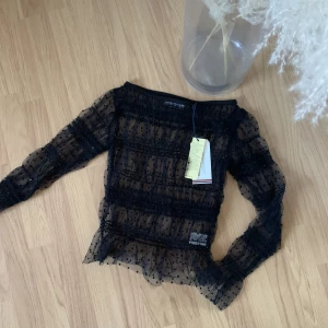 Festtopp   - Super fin topp som har lite paljetter Säljer för den är för liten för mig  Perfekt för nyår eller fest 🎉 