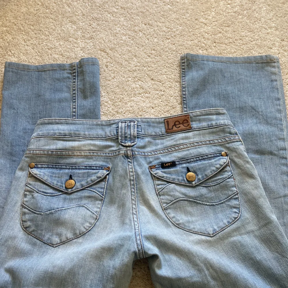 Ljusblå lågmidjade jeans från Lee. Lite korta på mig som är 170cm. Jeans & Byxor.