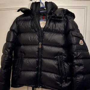 Moncler maya  - Hej säljer min moncler maya, i ny skick använd ett fåtal gånger. Tags och extra knappar och monclerbag fås med. Storleken är size 1 som innebär storlek S. Vid intresse hör av er. Med vänlig hälsning, Manuel. 