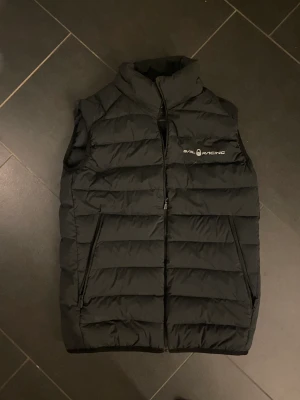 Sail racing dunväst - Superhärlig, snygg och varm väst. Endast använd två gånger så i skick som ny. Stl 150. Nypris 1395 kr Djur och rökfritt hem 