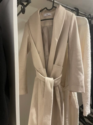 Beige dam kappa - Beige dam kappa från Ellos!