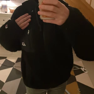 Teddy fleece - Mycket sparsamt använd teddy fleece. Supervarm och gosig😍. Säljer då jag inte får användning för den. Det syns inte så tydligt, men dragkedjan går hela vägen ner. Skriv för fler bilder⚡️⚡️