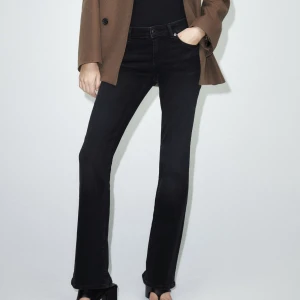 Zara bootcut jeans - Säljer mina lågmidjade bootcut jeans från zara använda endast 5 gånger så de är i bra skick, lite uppklippta då de var lite för långa men inget man lägger märke till❤️❤️