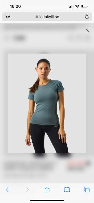 Världens finaste tränigs t shirt som säljs pga att de ej används, helt oanvänd med jordens finaste färg. Helt ny med prislapp kvar