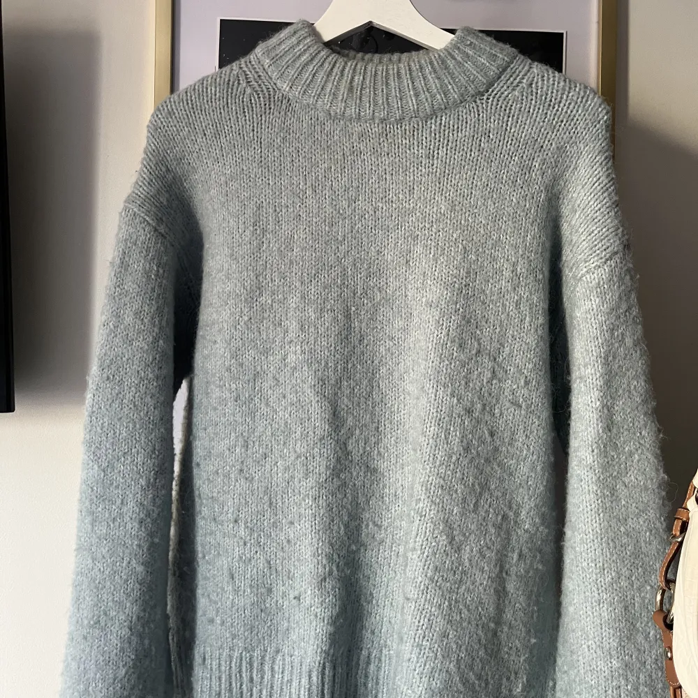 En blå jätte fin och varm stickad tröja från H&M. Köptes förra året och säljs pga ingen användning längre. Nypris 499 kr. Tröjor & Koftor.