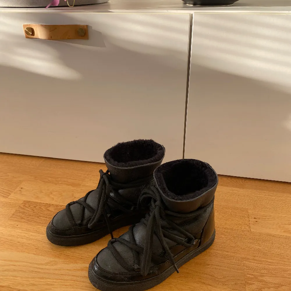 Svarta Inuikii vinter skor i storlek 36, sparsamt använda i fint skick!🩵. Skor.