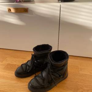 Svarta Inuikii vinter skor i storlek 36, sparsamt använda i fint skick!🩵