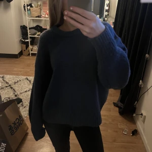 Stickad tröja  - Super gosig mörkblå stickad tröja 💙str m men skulle säga den passar s-m