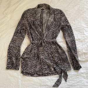 Tunn kavaj - Jätte fin kavaj med ormskinns mönster✨aldrig använd! 