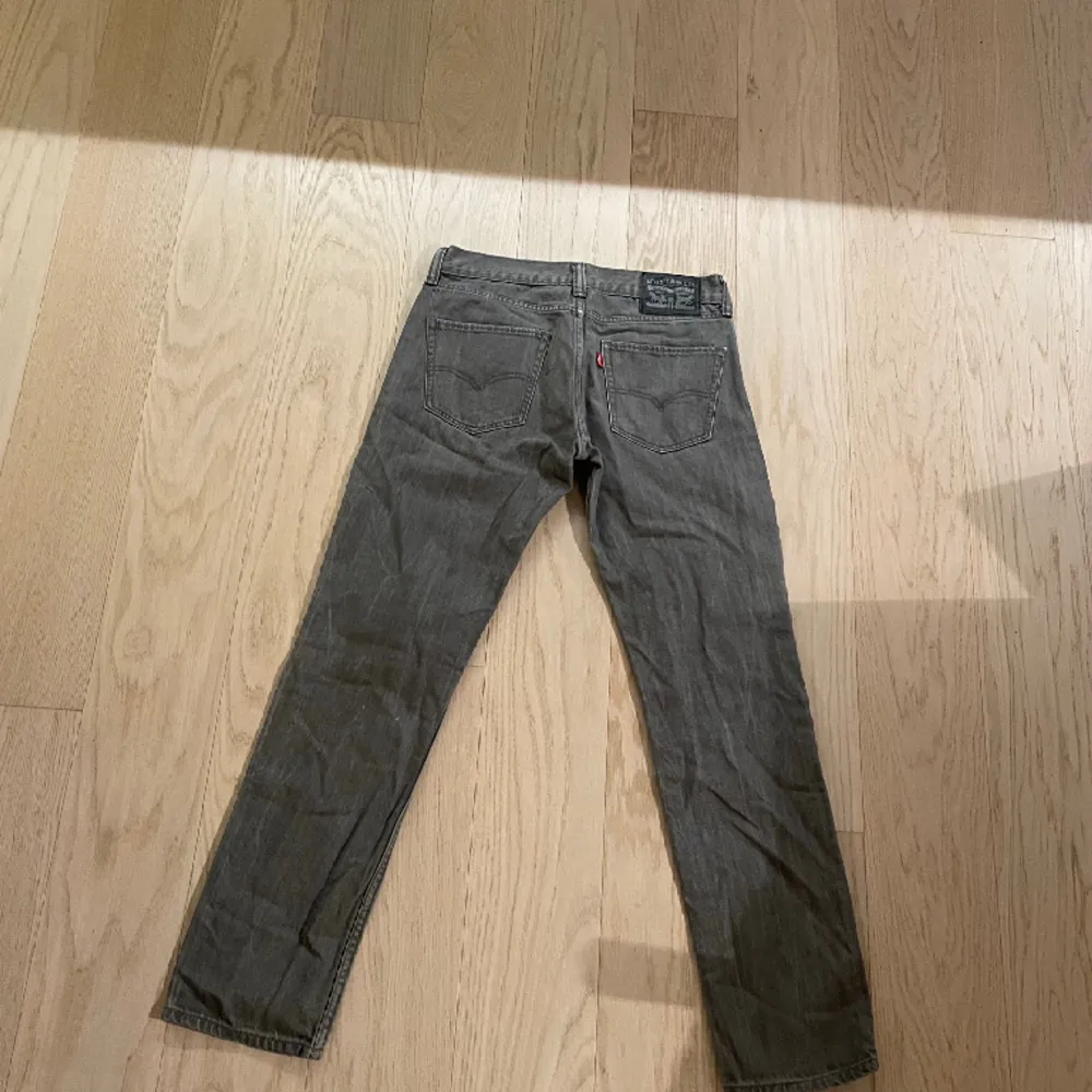 Levis jeans i strlk 32, skriv för fler bilder eller info. Pris går att diskutera vid en snabb affär.. Jeans & Byxor.