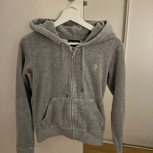 Juicy couture  - Kofta från juicy, använder aldrig.  Som ny! 