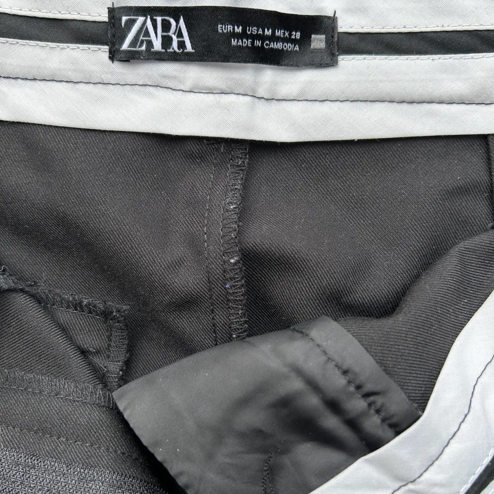 Svarta kostymbyxor från Zara. I storlek M. Använd fåtal gånger. Inköpspris 399kr, säljes för 200kr. Tillkommer frakt. Jeans & Byxor.