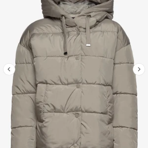 Jacka - Säljer denna jättefina jackan pga att den inte kommer till användning, använda fåtal gånger den är som sprillans ny. Nypris 550kr