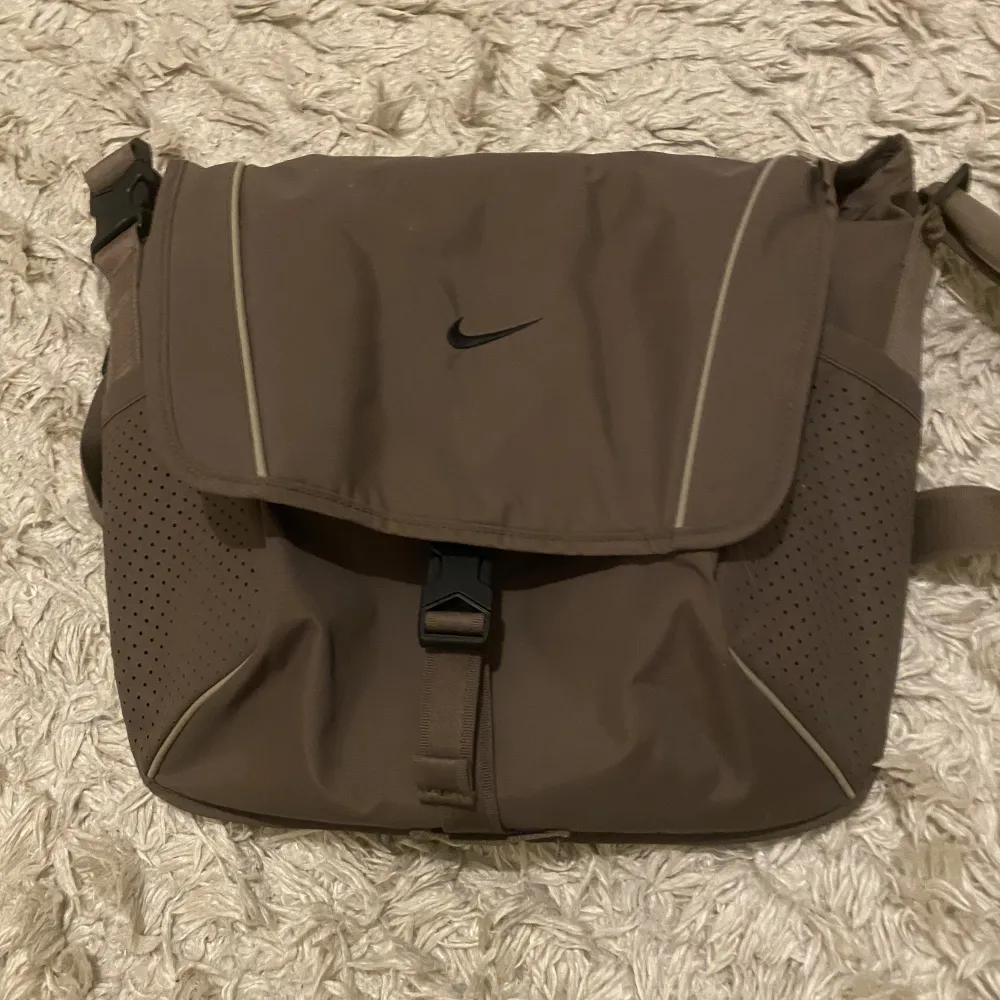 En Nike väska som inte kommer till andvänding längre. Den är i jättebra skick och får plats med mycket❤️❤️. Väskor.